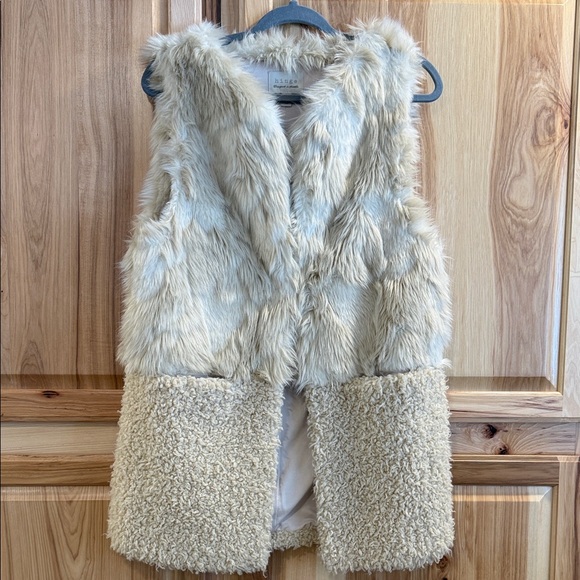 hinge Jackets & Blazers - Hinge Women’s Classy Contemporary Versatile Faux Fur Sherpa Vest in Cream OSFM